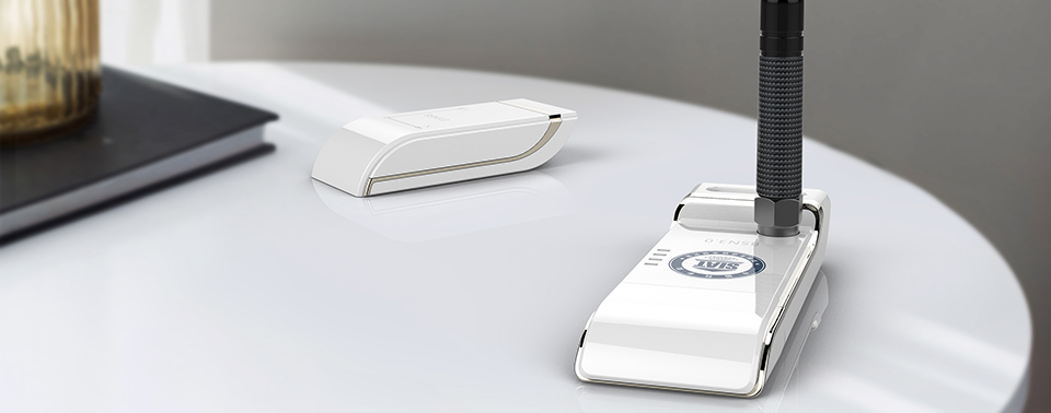 By analyzing bone and skin using infrared, it can accuately measure the palse and blood oxyen level. Different from using using needle this is completely safe and painless.